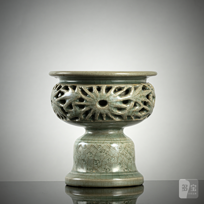 A rare celadon-glazed oil lamp with openwork wall with floral decoration